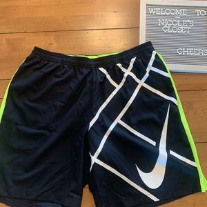 Nike Mens Athletic shorts with Pockets Size XL
